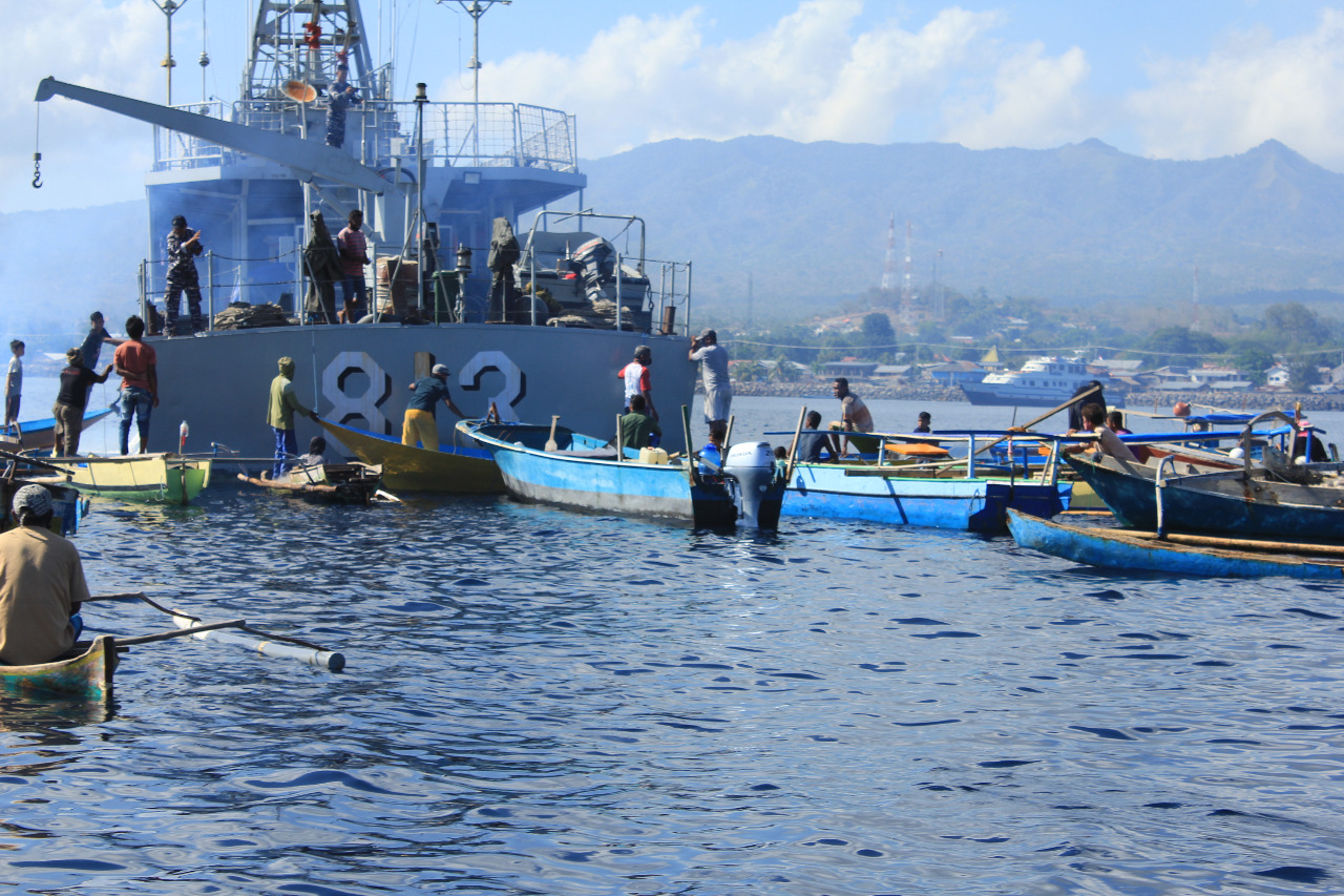KRI Tongkol-813 Bagikan Sembako Ke Nelayan
